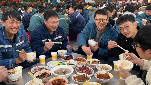 云南禄丰：2000余名产业工人共享年味