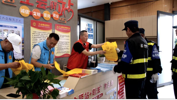 下沉一线当站长 服务职工零距离